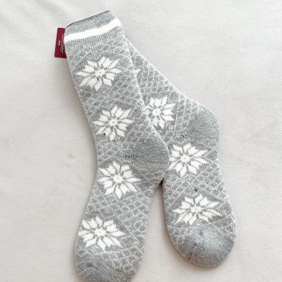 Muk Luks Grey Snowflake Cozy Winter Socks - Picture 3 of 3